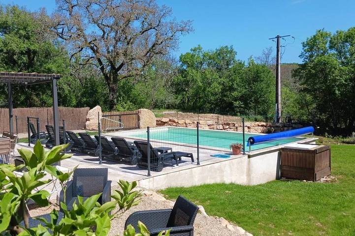 Location de vacances pour 8 personnes, avec jardin à Crégols