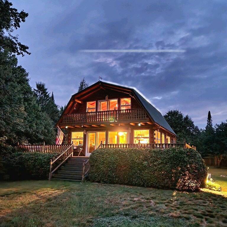 Log Cabin for 10 Guests in Jefferson (NH), New Hampshire