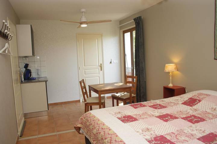 Location de vacances pour 2 personnes, avec jardin ainsi que vue et piscine à Rouffilhac - 4