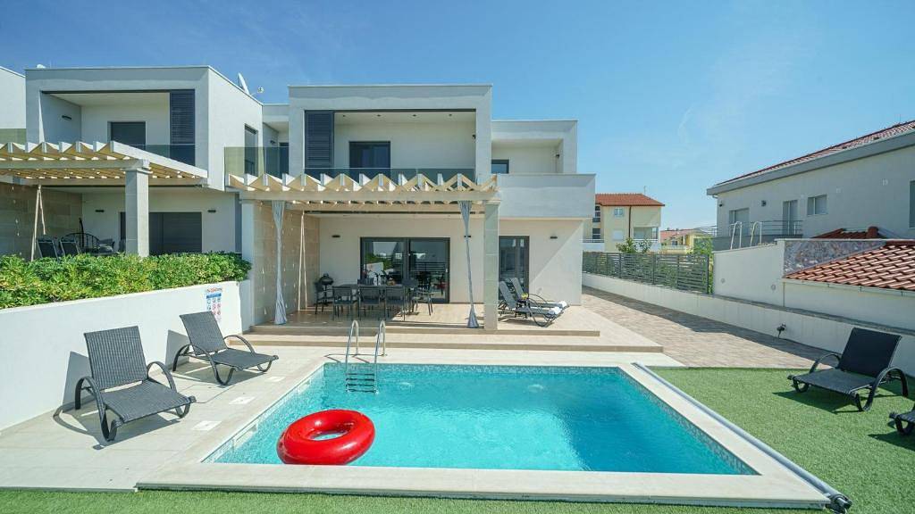 Villa Golden Rose - modern house with 4 bedrooms, private pool, fenced yard, close to town and beach in Vodice, Šibenik-Knin