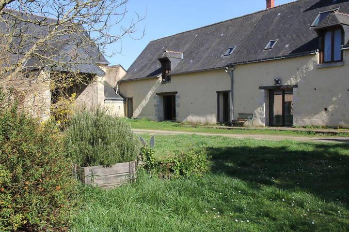 Location de vacances pour 8 personnes, avec vue et jardin à Monts