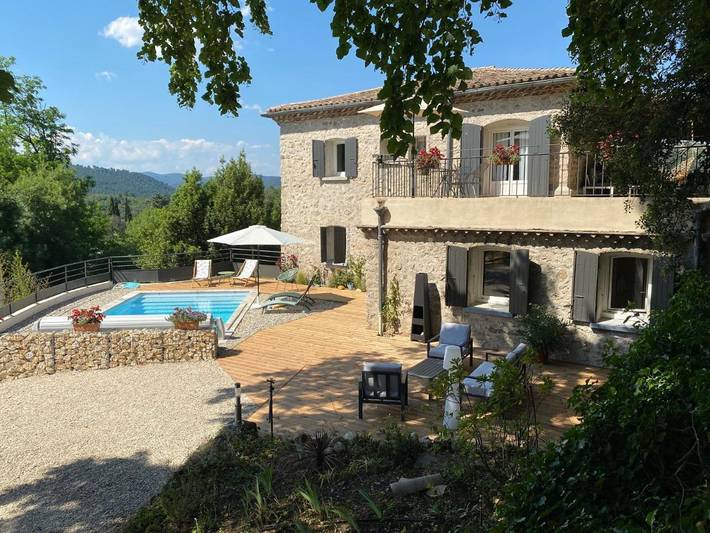 Chambre d’hôte pour 2 personnes, avec Terrasse et Jardin ainsi que Piscine et Vue