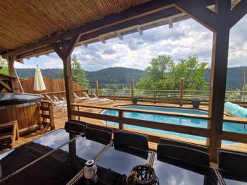 Gîte pour 12 personnes, avec piscine et jacuzzi ainsi que jardin et terrasse, animaux acceptés dans les Vosges