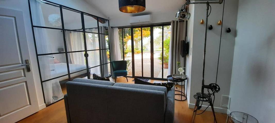 Gîte pour 4 personnes, avec Terrasse et Jardin ainsi que Piscine et Vue à Fleurieu-sur-Saône