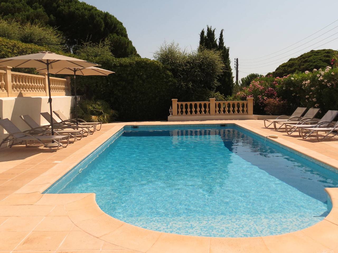 Villa spacieuse avec piscine privée et climatisation à Sainte-Maxime, idéale pour 10 personnes in La Nartelle, Sainte-Maxime