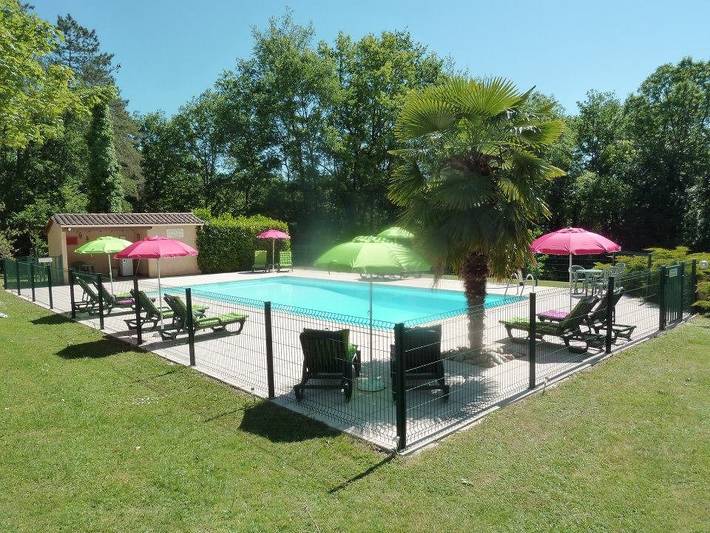 Gîte pour 5 personnes, avec terrasse ainsi que piscine et jardin
