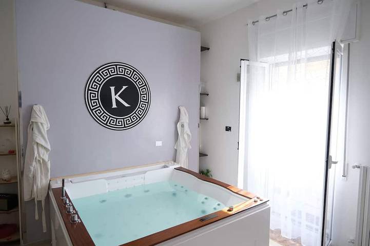 Location de vacances pour 2 personnes, avec sauna ainsi que jacuzzi et balcon à Brindisi