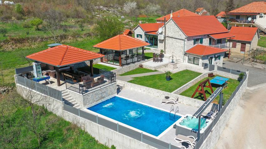 Villa pour 8 personnes, avec jardin ainsi que terrasse et jacuzzi à Sinj