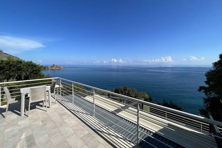 Villa for 8 people, with Balcony and Garden in Cefalù