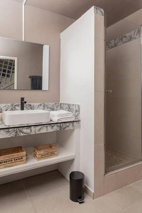 Gîte pour 4 personnes, avec piscine ainsi que jardin et vue dans Port De Saint Francois - 2