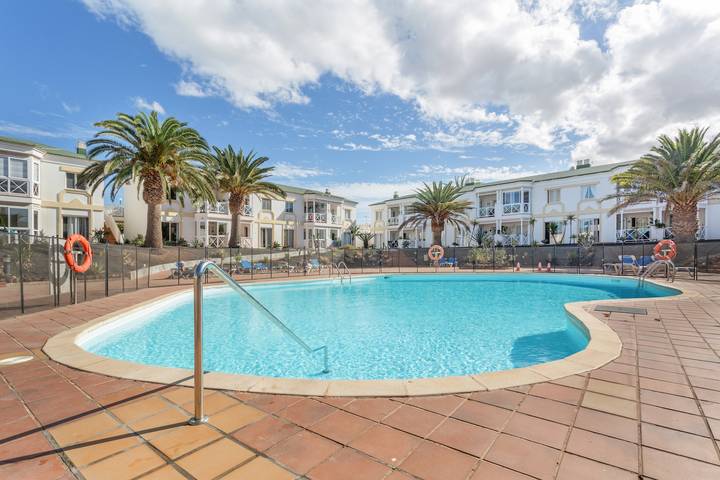Entire apartment, Holiday Apartment 'Relax Holiday' with Shared Pool, Private Terrace and Wi-Fi in Bajo del Medio (La Oliva), La Oliva