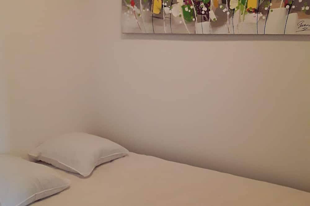 Appartement entier, Bel Appartement  à Santa Lina, vue mer, et à 100 mètres de la plage de Marinella in Ajaccio, Golfe D'Ajaccio