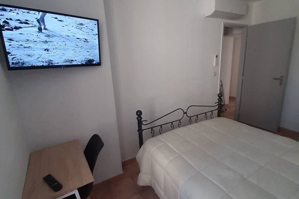 Apartamento entero, Cosy 3-bedroom apartment with private terrace in the heart of Pierrelatte in Pierrelatte, Región de Nyons