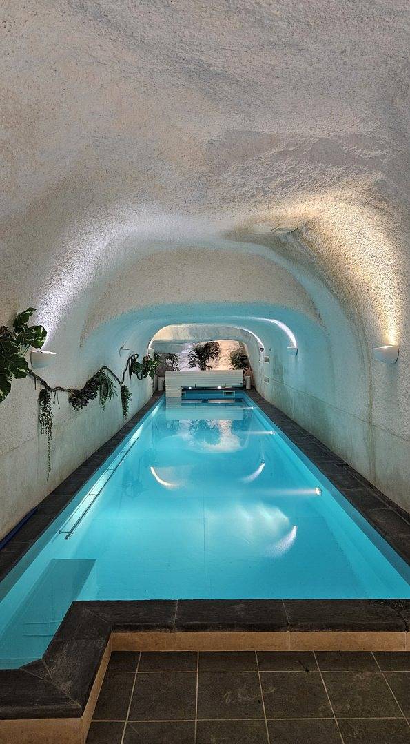 Maison Vignes et bien-être semi-troglodyte, spa et piscine int. in Noizay, Région de Tours