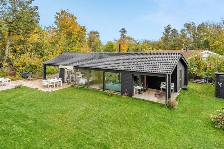 Ferieudlejning for 7 personer, med have og sauna i Asserbo