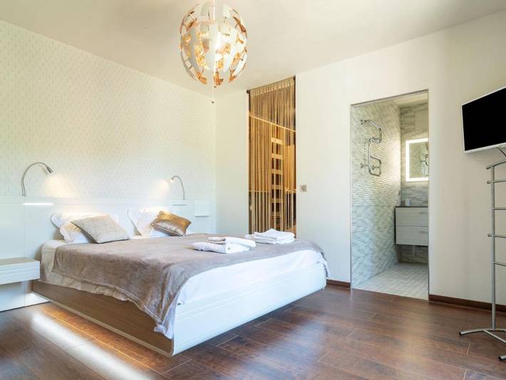 Location de vacances pour 8 personnes, avec terrasse et piscine à Rocbaron - 3