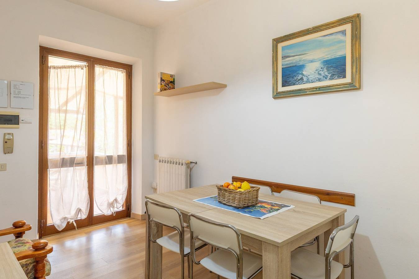 Entire apartment, 'Via Gorizia 8 - Yellow' Apartment with Shared Garden, Wi-Fi and Air Conditioning in Cecina, Etruscan Coast