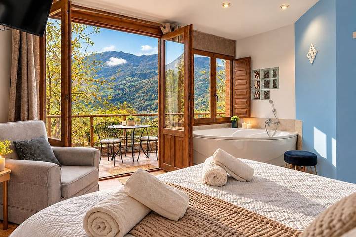 Escapada romántica con jacuzzi, chimenea y vistas a la montaña in Teverga, Cordillera Cantábrica