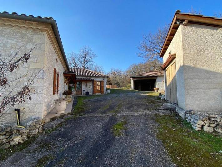 Location de vacances pour 6 personnes, avec vue ainsi que jardin et piscine à Fauroux - 3