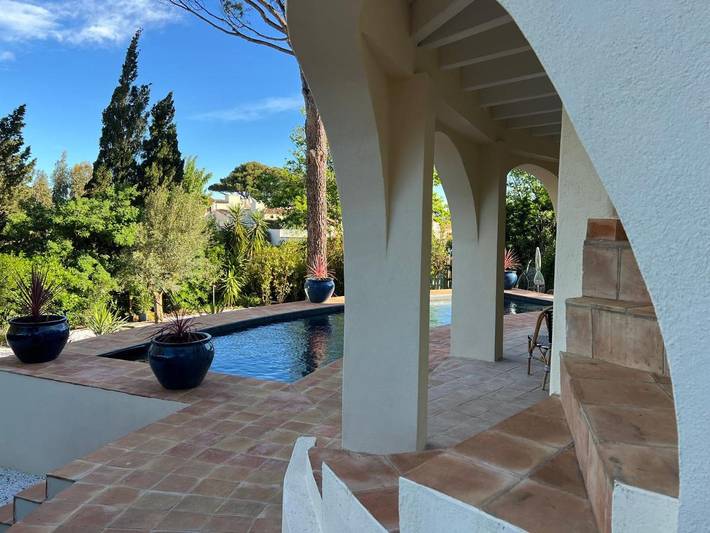 Gîte pour 2 personnes, avec piscine et jardin ainsi que vue et terrasse dans Plage de la Bouillabaisse - 4