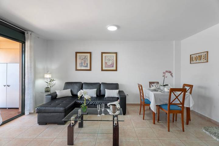 Appartement entier, Appartement de vacances "Apartamento Los Geranios" avec piscine partagée, terrasse privée et Wi-Fi. in Callao de la Cochina (Arona), Arona