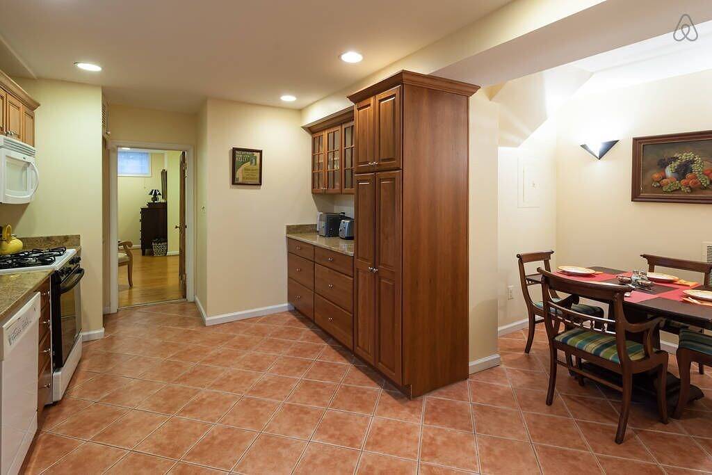 Ganze Wohnung, Sonniges, großes, voll möbliertes Apartment mit kostenlosem Parkplatz in Capitol Hill, Washington D.C.