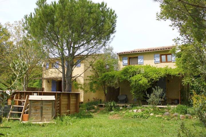 Maison de vacances pour 6 personnes, avec jacuzzi ainsi que jardin et piscine, adapté aux familles