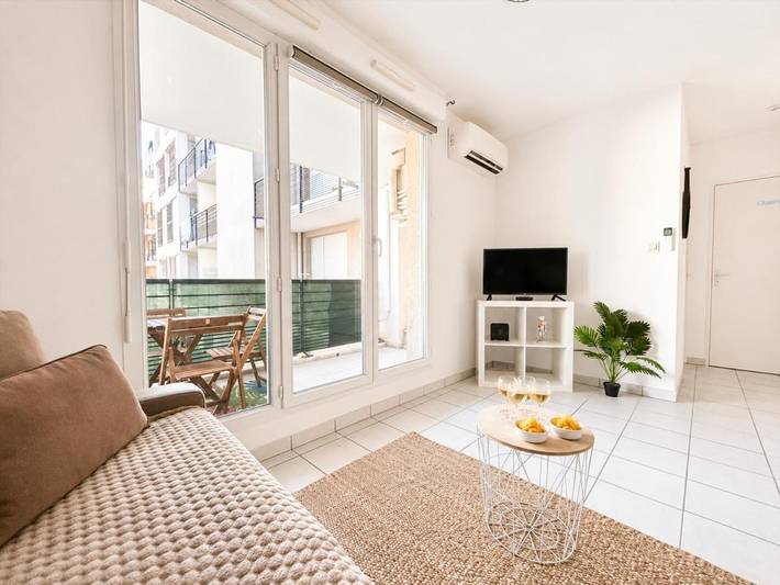 Gîte pour 4 personnes, avec Balcon ainsi que Terrasse et Vue dans Gare De Nimes