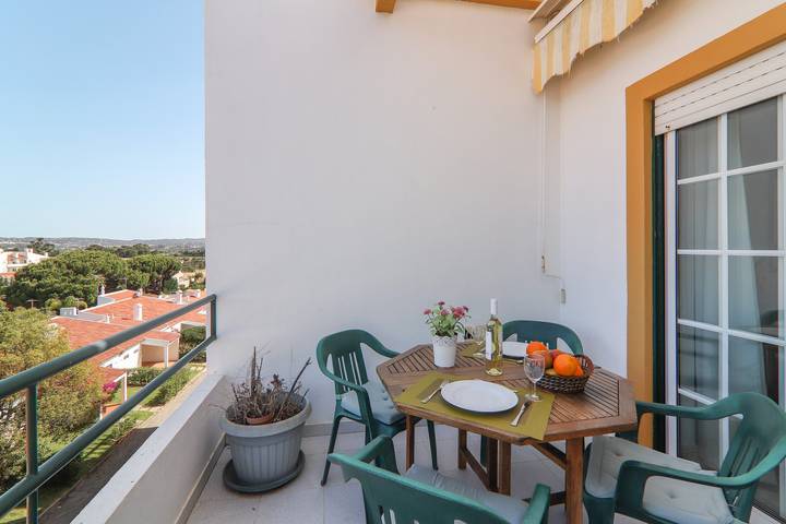Gîte pour 6 personnes, avec balcon dans Olhos de Água