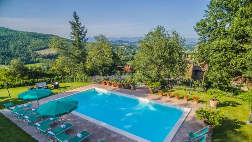 Ferienhaus für 10 Personen, mit Terrasse und Garten sowie Pool und Seeblick in Monterchi