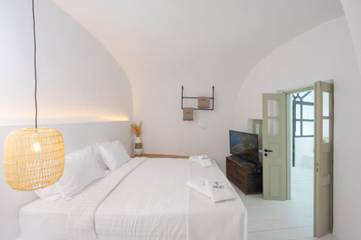 Villa for 4 People in Oia, Santorini, Photo 1