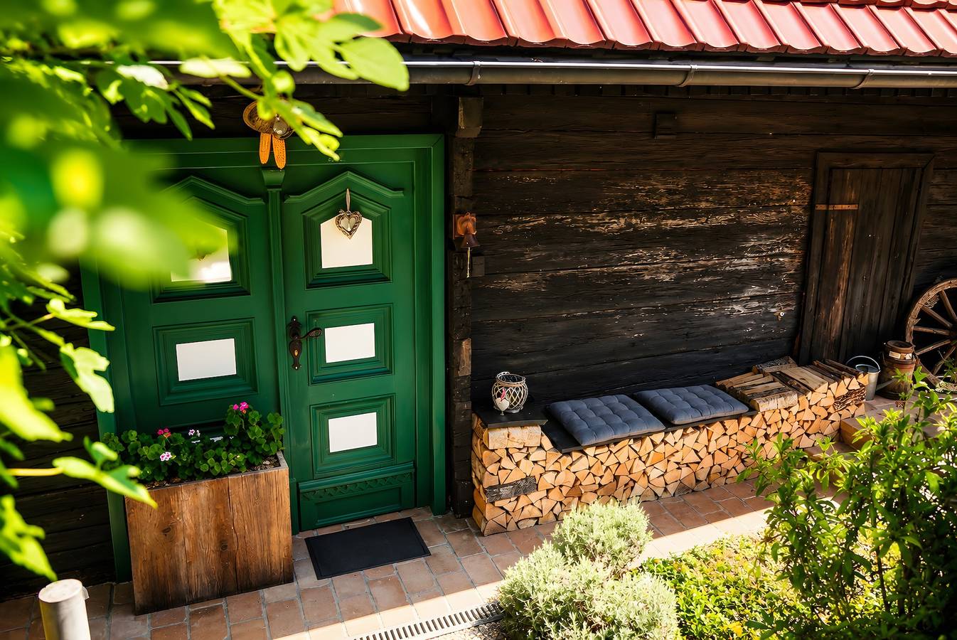 Holiday Home 'Traumhaftes Winzerhäuschen' with Mountain View, Private Terrace and Wi-Fi in Sankt Martin im Sulmtal, Steirerland