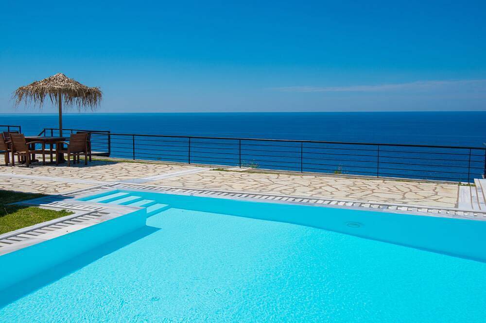 Milos Bay Villas - Luxuriöse traditionelle Steinvilla am Strand mit eigenem Pool in Agios Nikitas, Griechenland