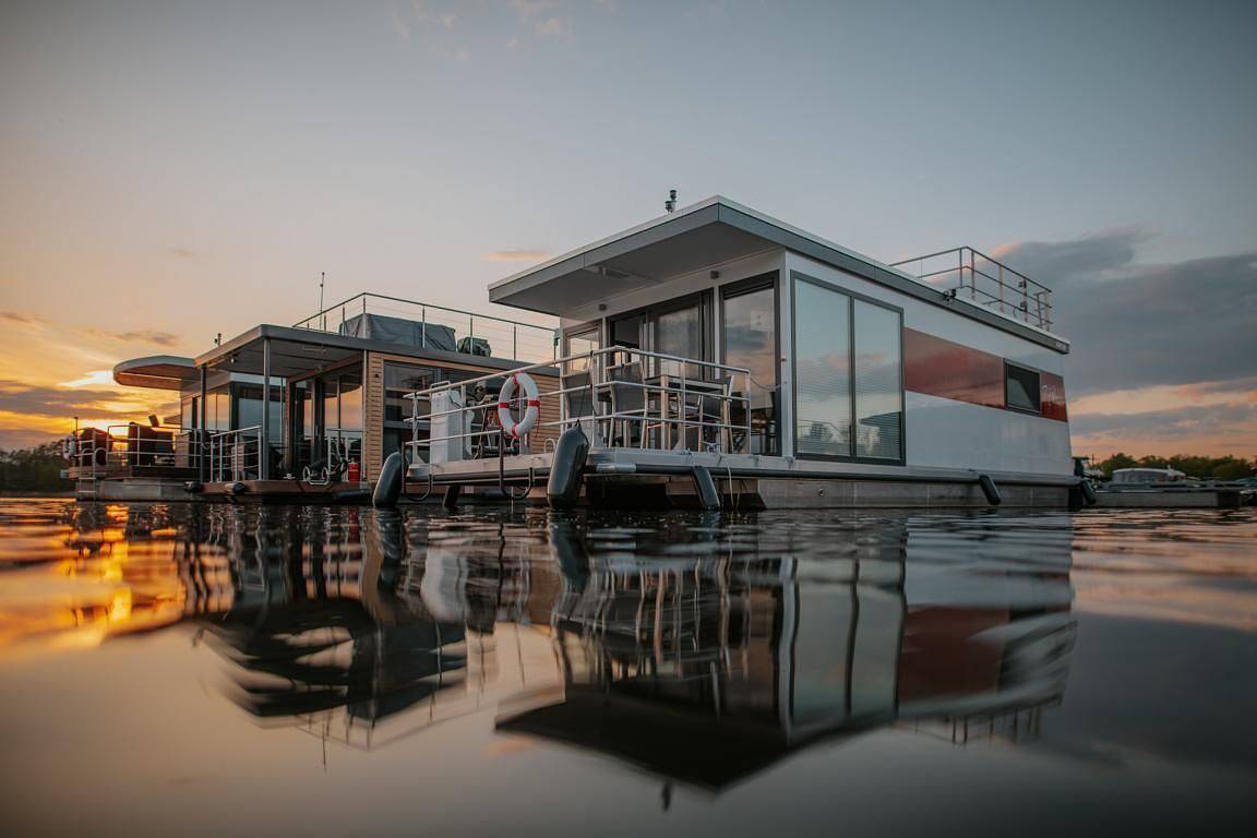 Floatinghouse Red Pearl: Seeblick, Terrasse & Hafenfeeling in Zehdenick, Ruppiner Seenland