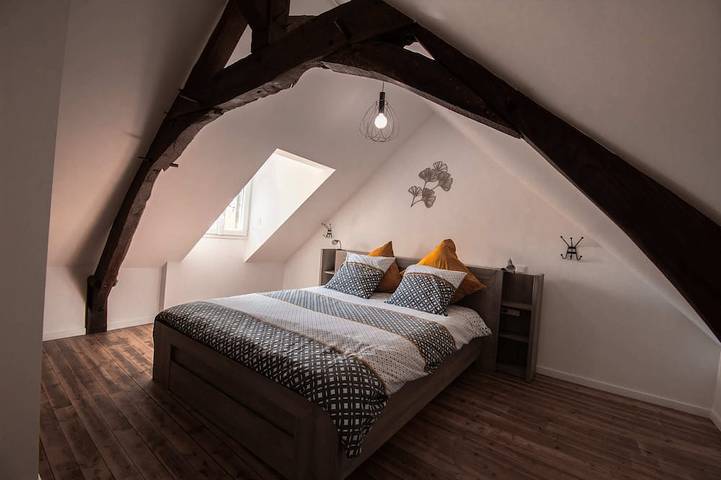 Renoviertes Haus, ruhig, Terrasse, Flussblick, Schlafplätze für 6, im privaten Waldgebiet in Oisseau, Mayenne