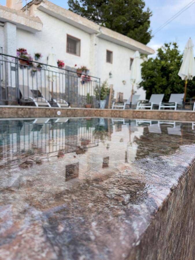 Casa rural para 6 personas, con vistas además de jardín y piscina, Familias con niños en Carataunas
