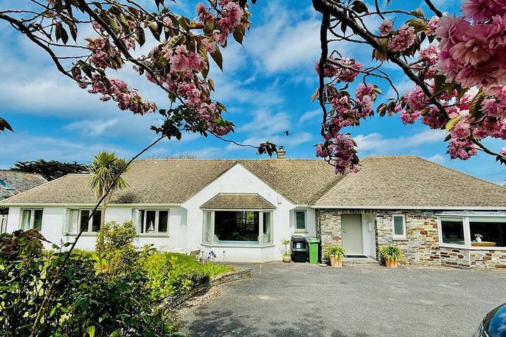 Holiday rental for 9 people, with pool and garden in Constantine Bay
