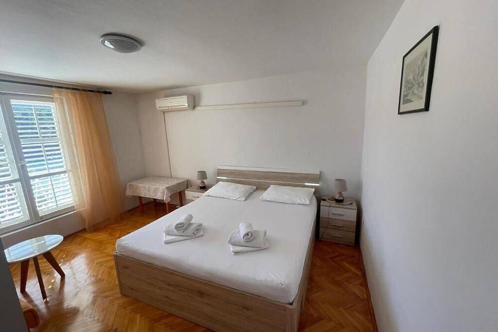 Ganze Wohnung, Apartment Bugenvila - Apt With sea view 1 in Vrboska, Hvar