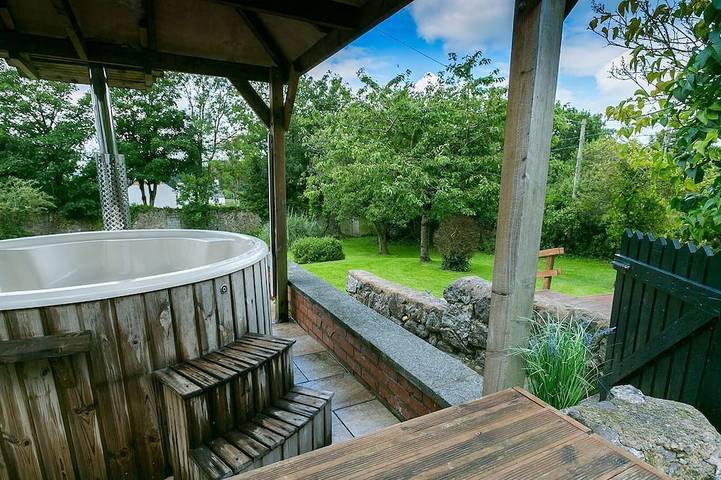 Holiday rental for 7 people, with Balcony/Terrace and Hot tub as well as Garden in Red Wharf Bay