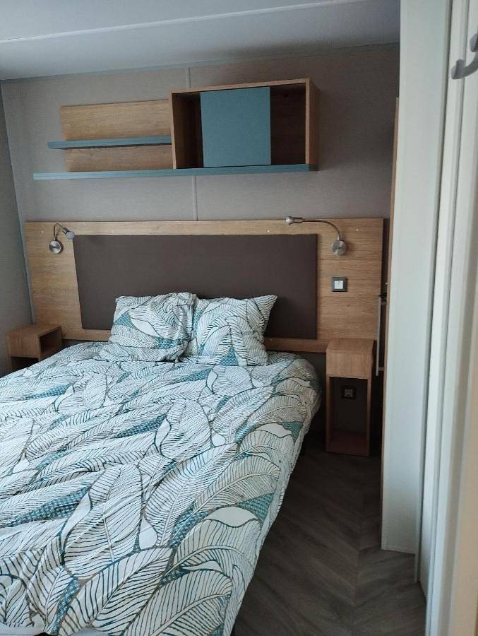 Camping voor 6 personen, with sauna and terras as well as whirlpool and zwembad in Sérignan