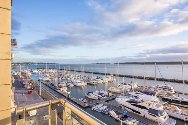 Entire apartment, Riva -180-Degree Panoramic Views from Balcony in Poole, Poole Harbour