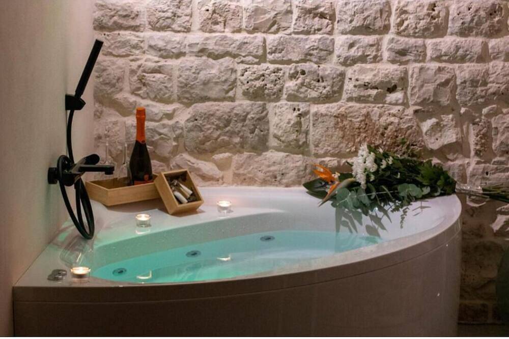 Urban Luxury in Conversano: Discover the Exclusive Suite 20 with Hot Tub in Conversano, Province de Bari
