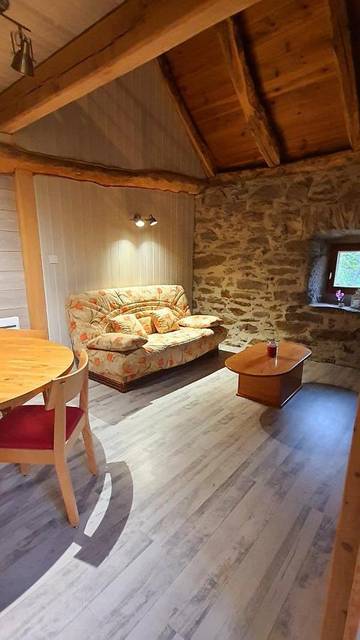 Gîte pour 4 personnes, avec piscine ainsi que jardin et vue à Chirac