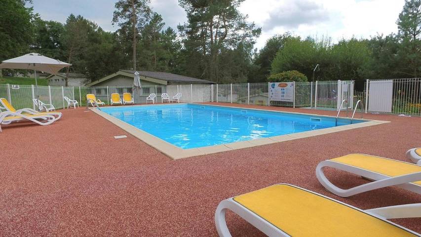 Parc de vacances pour 2 personnes, avec piscine ainsi que terrasse et jardin à Neuvic - 4