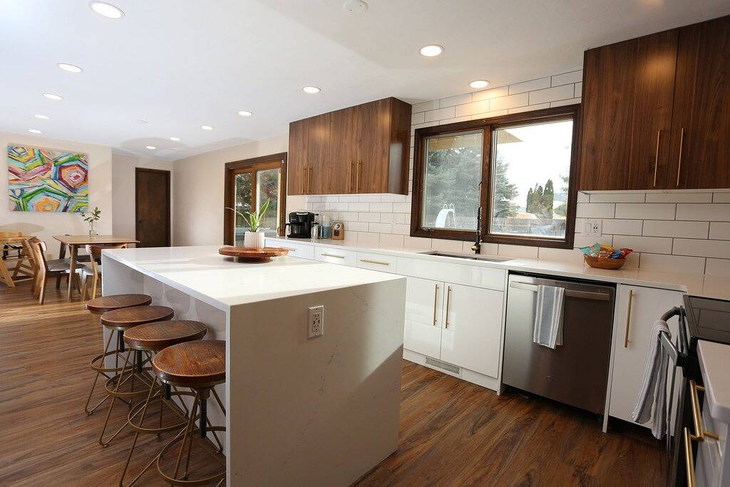 4000 sq ft Retreat, Sleeps 16, Large Great Room, Hot tub & Pool, Two masters in Kennewick, Washington