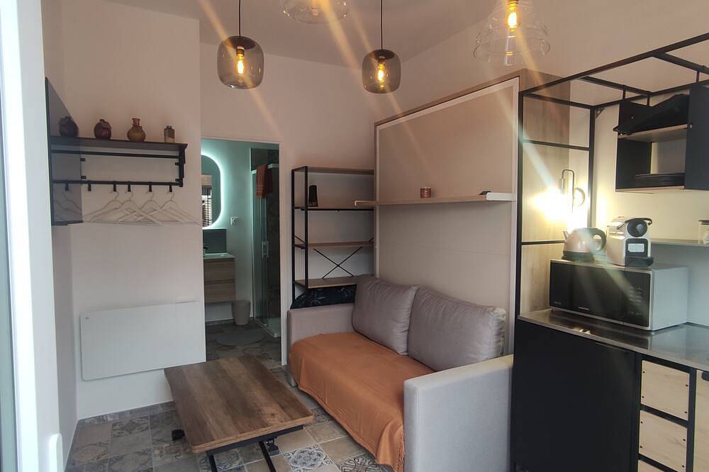Entire apartment, Accommodation with terrace and secure, covered parking, 5 minutes from Lille in Marcq-en-Barœul, Lille region