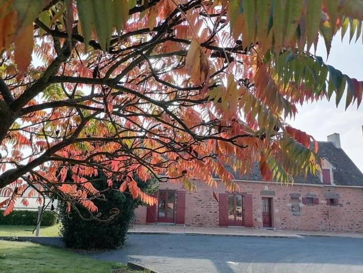 Gîte pour 6 personnes, avec jardin ainsi que piscine et terrasse, animaux acceptés à Moitron-sur-Sarthe