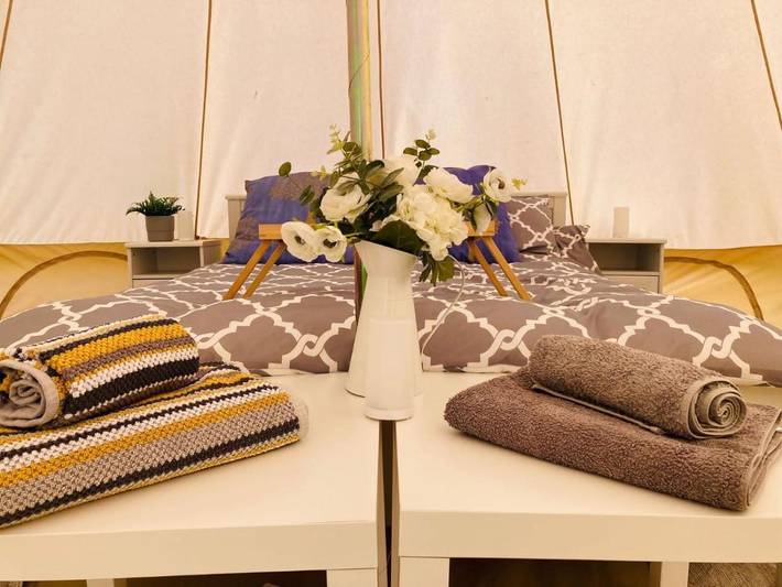 Camping tent for 6 people, with view and garden in Hampshire