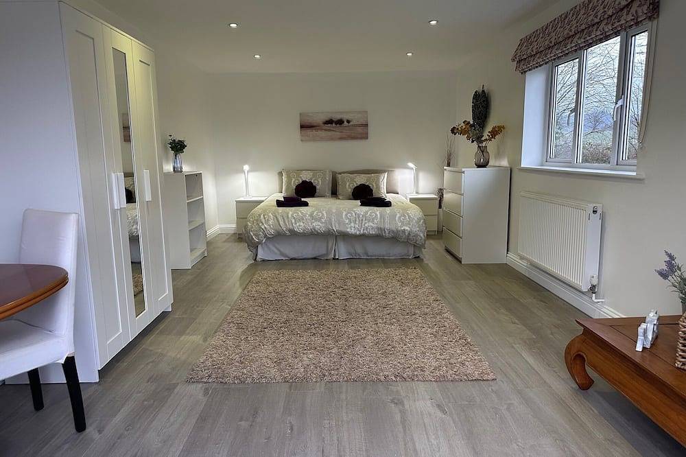 Super 2000sq ft Self-Contained Guest House in Cranleigh, Surrey