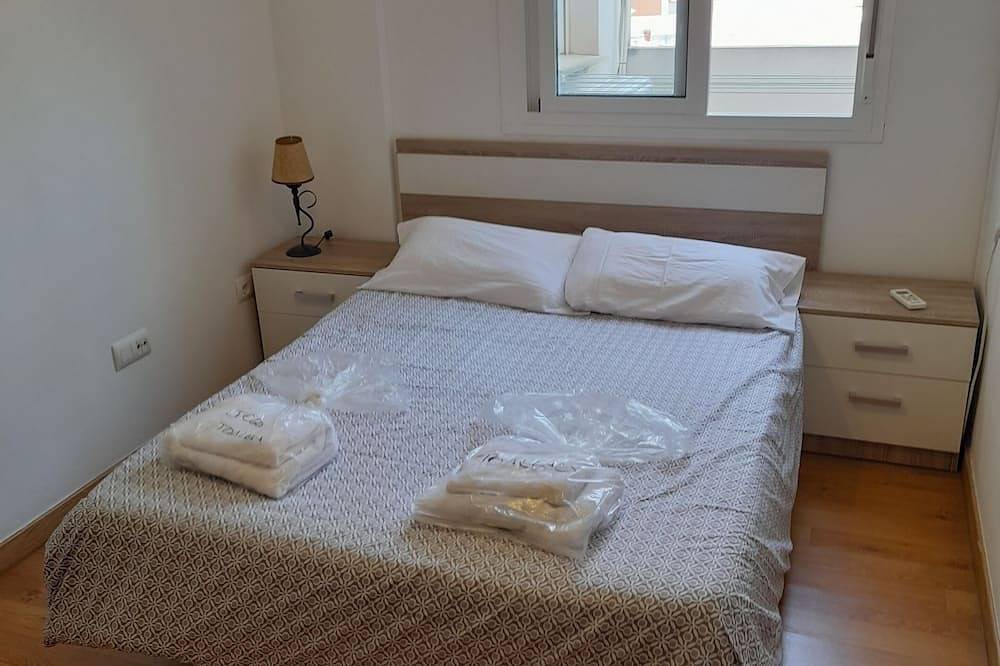Entire apartment, 1F Apto Moderno, 80m2, 2 Dorm, 4 Huéspedes Aire Acond, Wifi in La Línea de la Concepción, Costa de la Luz